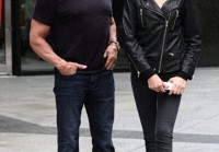 76岁史泰龙逛街，T恤藏不住健硕身材，小女儿颜值高最受宠爱