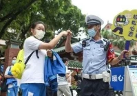 击拳庆祝守卫,美军透露特种部队用8架直升机长途奔袭干掉巴格达迪的细节
