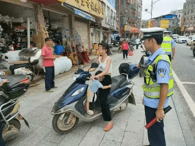 爷爷报警举报孙子飙车，交警出动调查无证驾驶