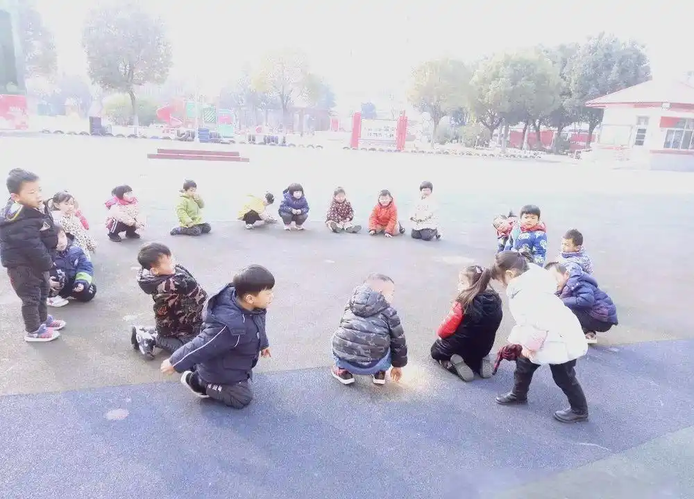 丢手绢新玩法教学_丢手绢的游戏_丢手绢趣味追逐游戏