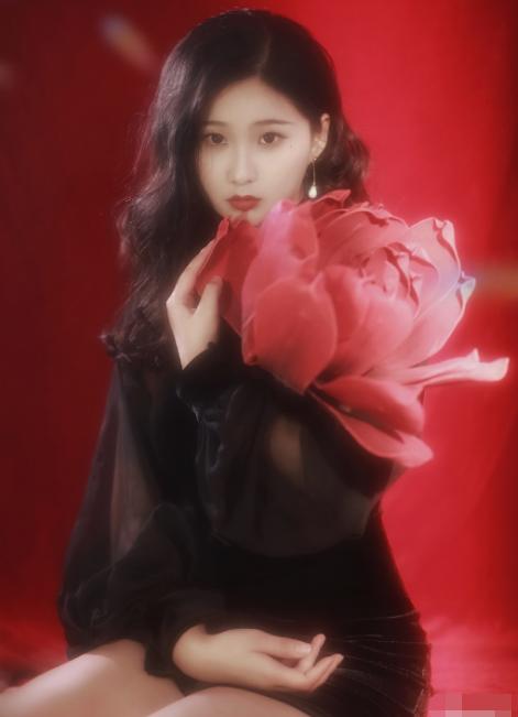 戚蓝尹游戏直播间_若风 戚蓝尹 电竞圈最成功的男人_若风 腐团儿 网络女神对比