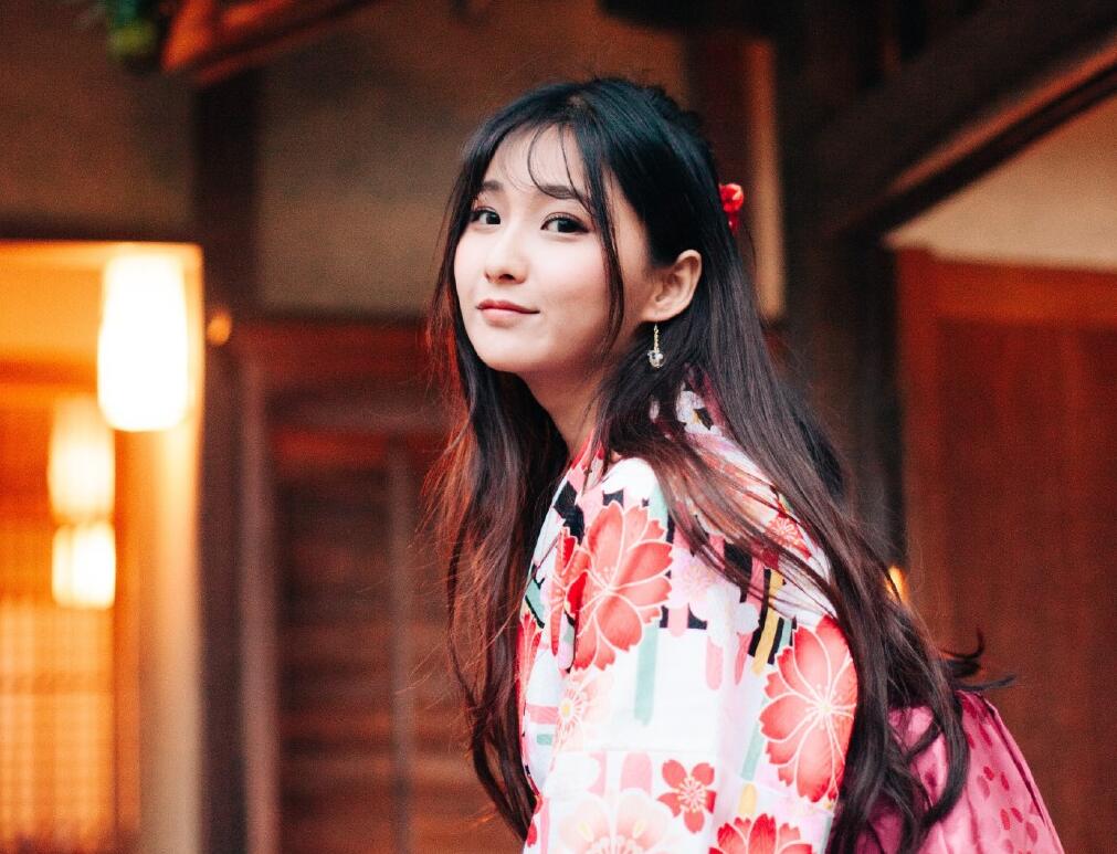 若风 戚蓝尹 电竞圈最成功的男人_戚蓝尹游戏直播间_若风 腐团儿 网络女神对比