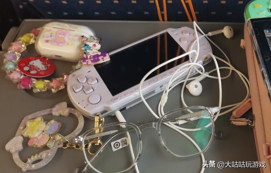 psp卡牌游戏黑白_PSP与PSV销量对比_PSP成功原因分析