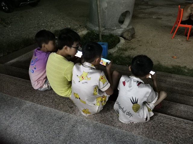 手机游戏成瘾家庭教育方法_孩子沉迷手机游戏怎么办_小学生游戏惩罚措施