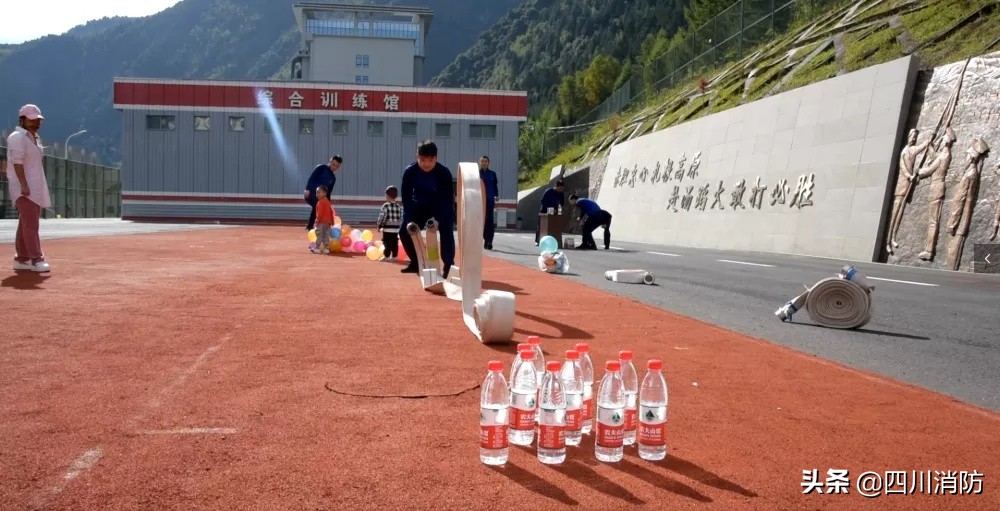背靠背夹球游戏_消防员国庆活动_水带保龄球套圈游戏