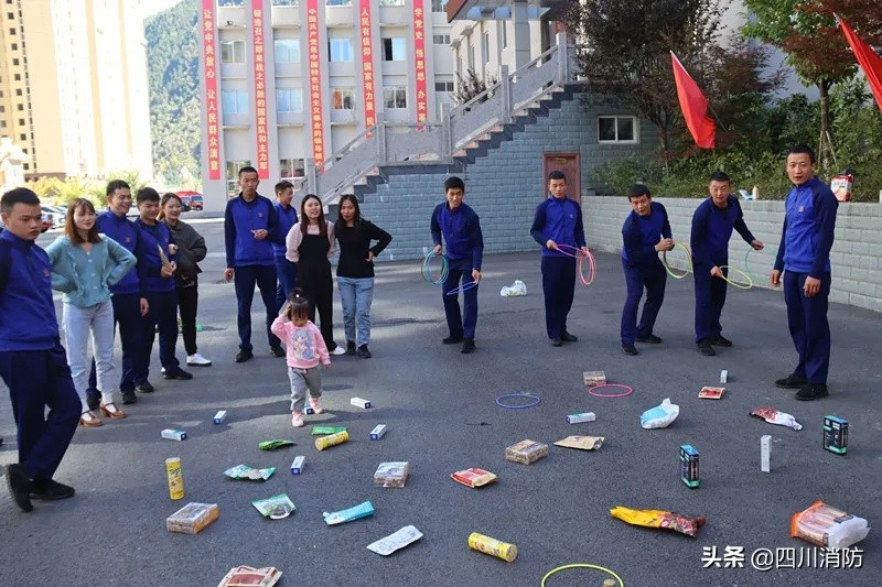 水带保龄球套圈游戏_背靠背夹球游戏_消防员国庆活动