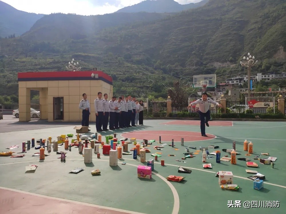 背靠背夹球游戏_消防员国庆活动_水带保龄球套圈游戏