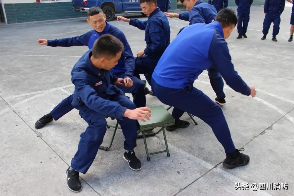 水带保龄球套圈游戏_消防员国庆活动_背靠背夹球游戏