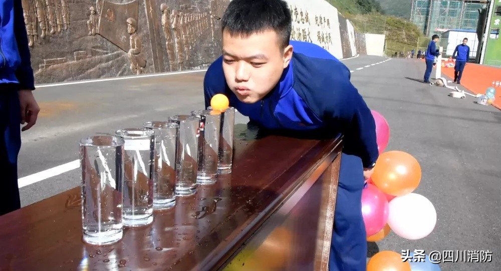 水带保龄球套圈游戏_背靠背夹球游戏_消防员国庆活动