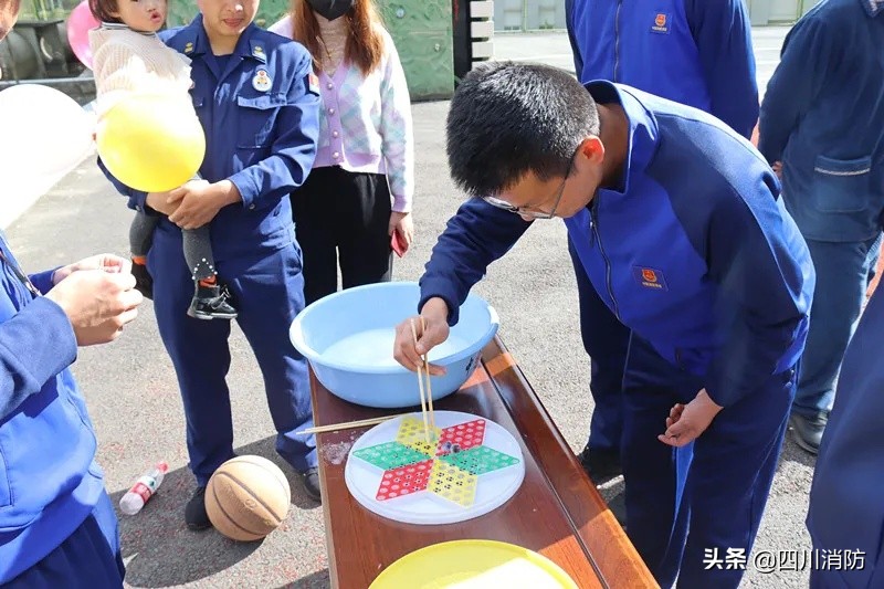 背靠背夹球游戏_消防员国庆活动_水带保龄球套圈游戏