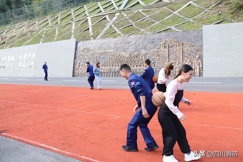 背靠背夹球游戏_水带保龄球套圈游戏_消防员国庆活动