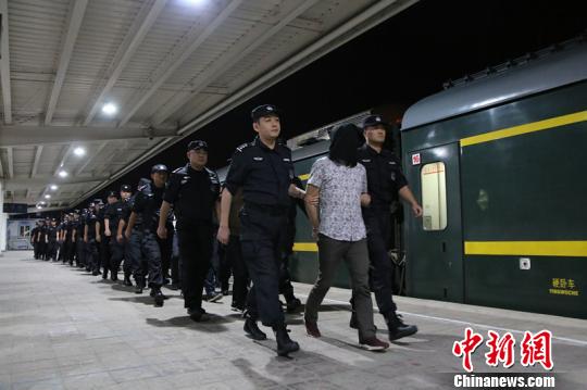 警方抓获诈赌团伙_斗地主赢钱游戏_列车斗地主诈骗