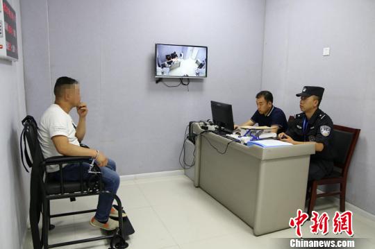 斗地主赢钱游戏_警方抓获诈赌团伙_列车斗地主诈骗