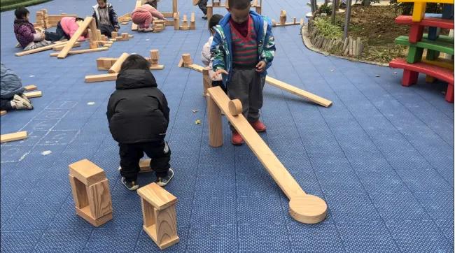 中班幼儿建构游戏探索_幼儿园中班游戏个案观察笔记_幼儿园积木区游戏案例