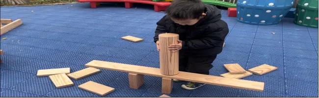 幼儿园积木区游戏案例_幼儿园中班游戏个案观察笔记_中班幼儿建构游戏探索