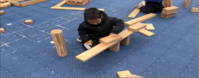 中班幼儿建构游戏探索_幼儿园中班游戏个案观察笔记_幼儿园积木区游戏案例