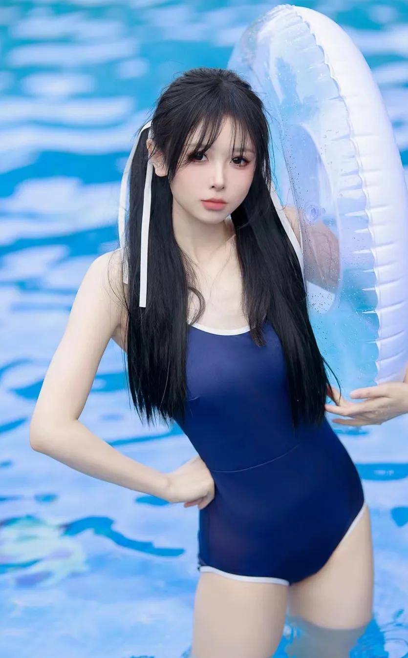 一群美女在泳池戏水的游戏_水上乐园美女时刻_夏日泳池美女风采