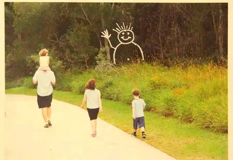 儿童绘画发展阶段_小学生儿童画画游戏_创意绘画游戏方法