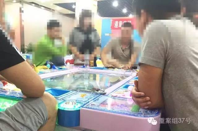 6月28日,回龙观西大街某电玩城,几名男子坐在捕鱼机前,每把输赢至少数千元。