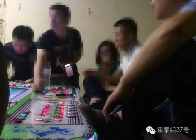 6月28日,回龙观西大街某游戏机厅,游戏机厅的工作人员拿着pos机为一男子刷卡,男子充了数千元之后开始游戏。