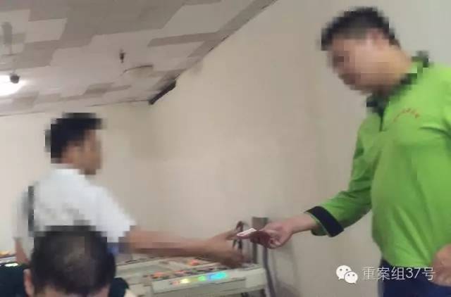 回龙观西大街某电玩城,一男子赌赢之后,工作人员将赌金交与该男子,男子称今天已经输了3万多。