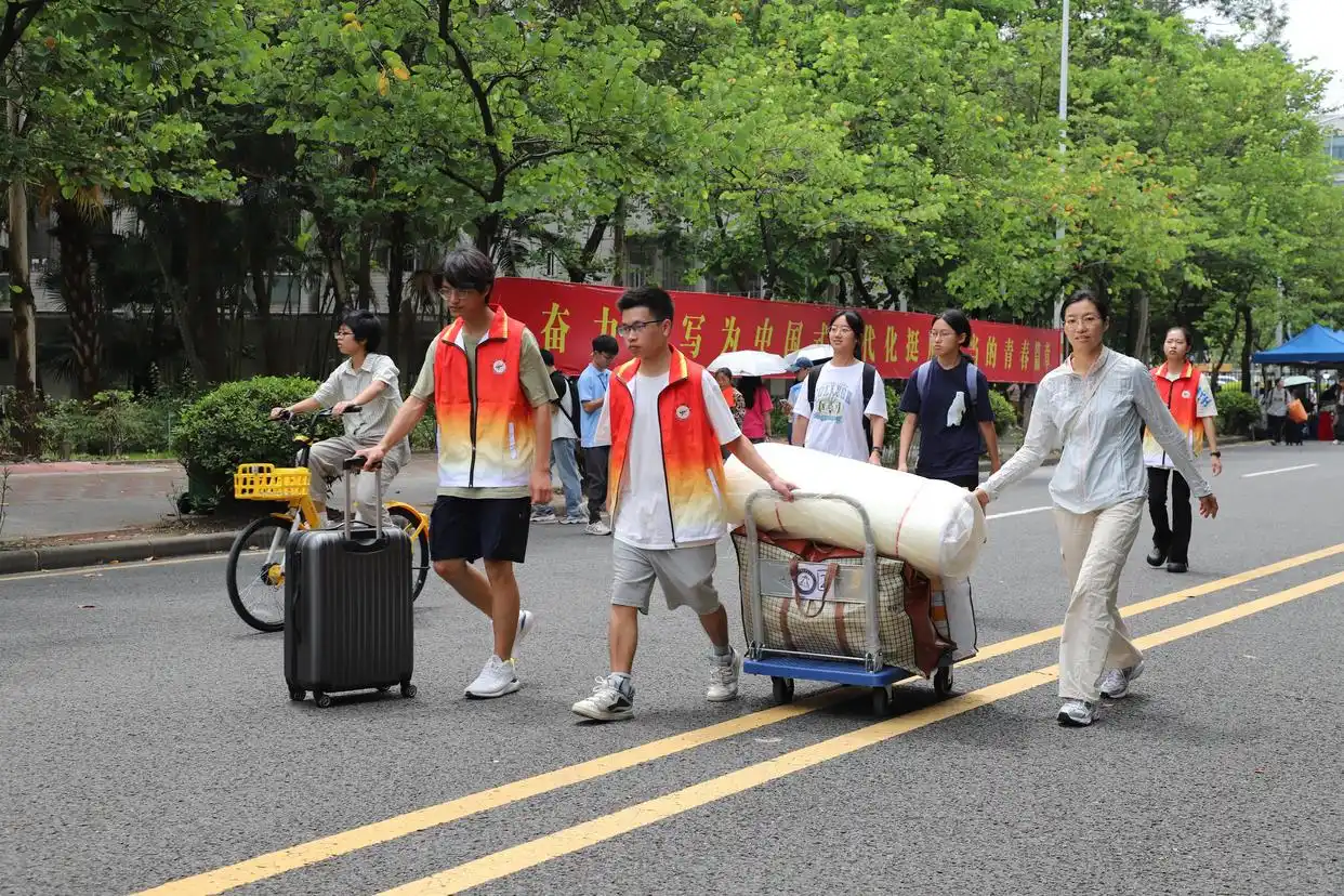 “只铟有Ni，满锌欢Sn”！广州大学迎10900余名新生报到入学