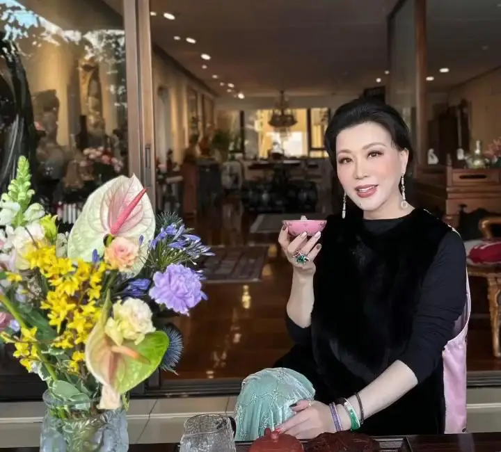 杨小娟晒半山豪宅喜鹊报喜，吕良伟娶旺夫女家业兴旺，儿子有出息