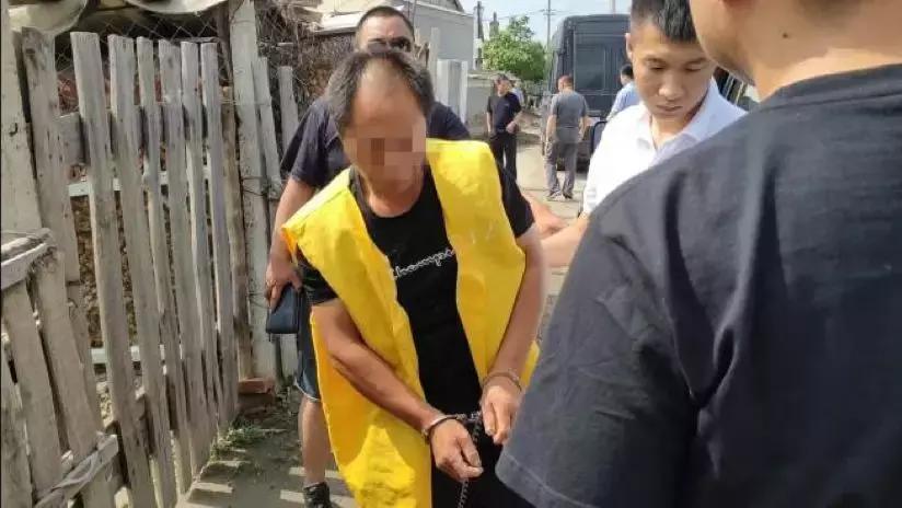 杀害一个近盲的老人后，他就躺在屋后的玉米丛里