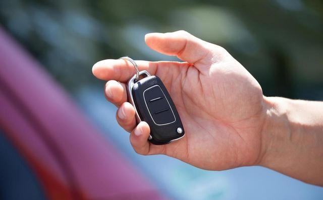 无钥匙启动车辆停驶后，若智能钥匙被拿走，车子会如何反应？-有驾