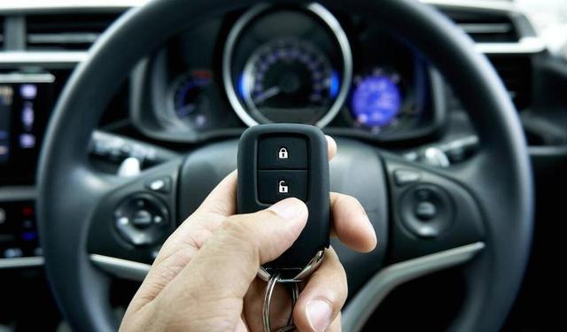 无钥匙启动车辆停驶后，若智能钥匙被拿走，车子会如何反应？-有驾