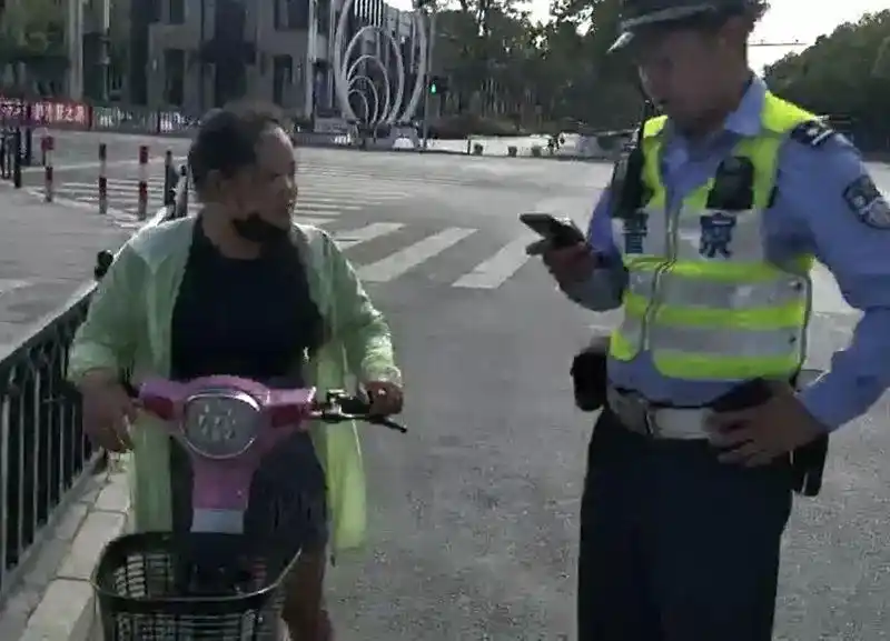「一线微观」上海公安持续严查严管非机动车和行人交通违法！