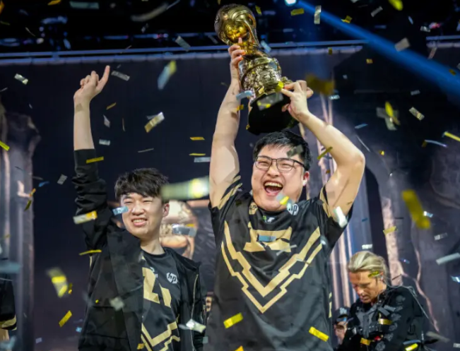 英雄联盟和穿越火线哪个好玩_穿越火线电竞剧口碑分析_鹿晗吴磊演技突破