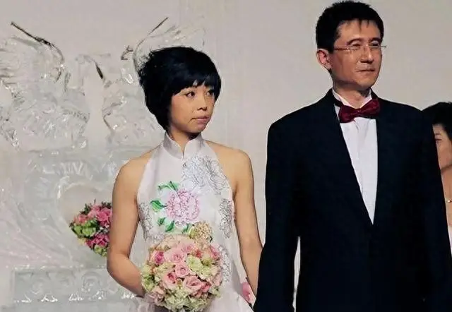 身价300亿富商徐威，宠袁立12年，缘何转身娶奥运冠军张怡宁？