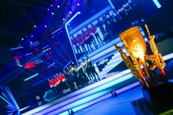 与时聚竞 穿越火线风雨十年