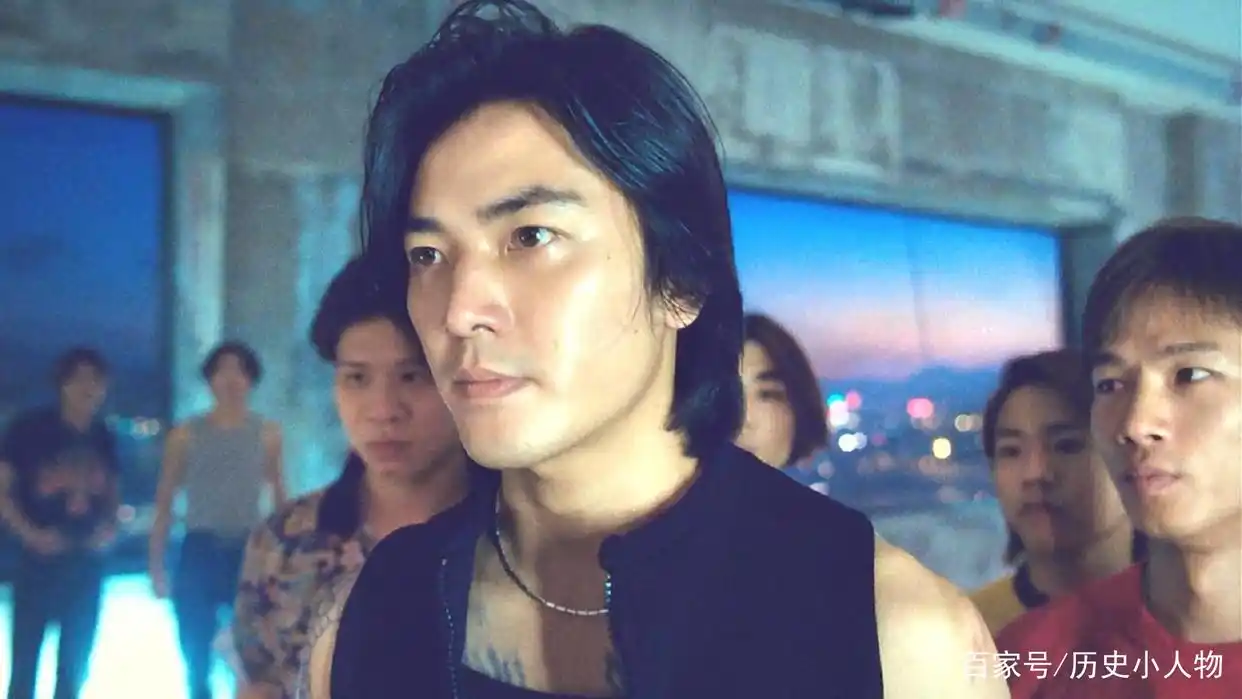 新义安“牙带强”，为人猖狂嚣张跋扈，与“尖东霸王”是铁哥们