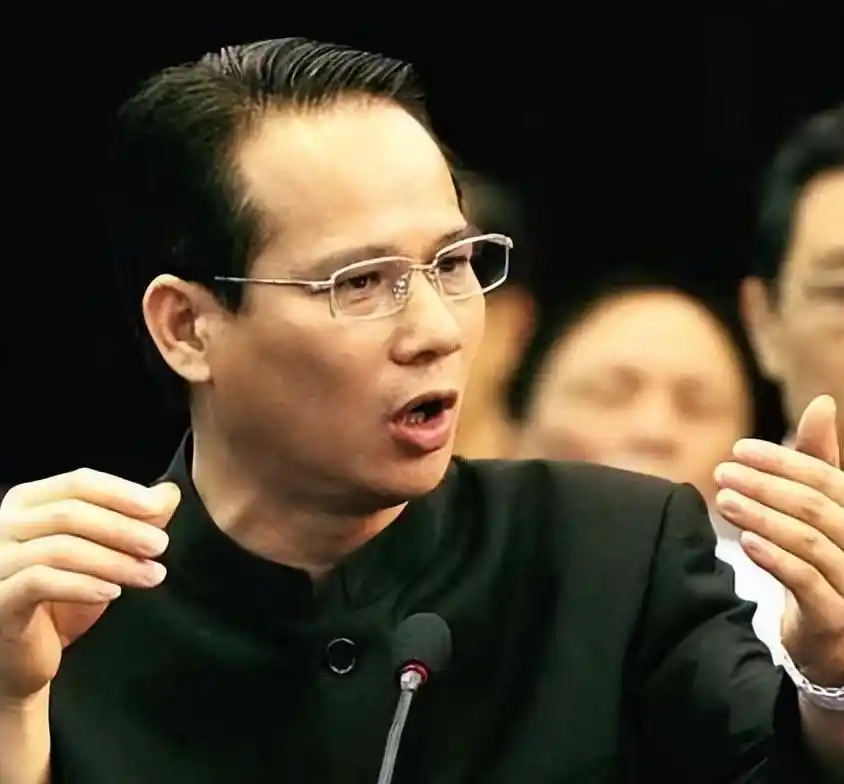 尖东恶霸李泰龙一生呼风唤雨，41岁当街血染鲜血淋漓惨遭残忍砍杀