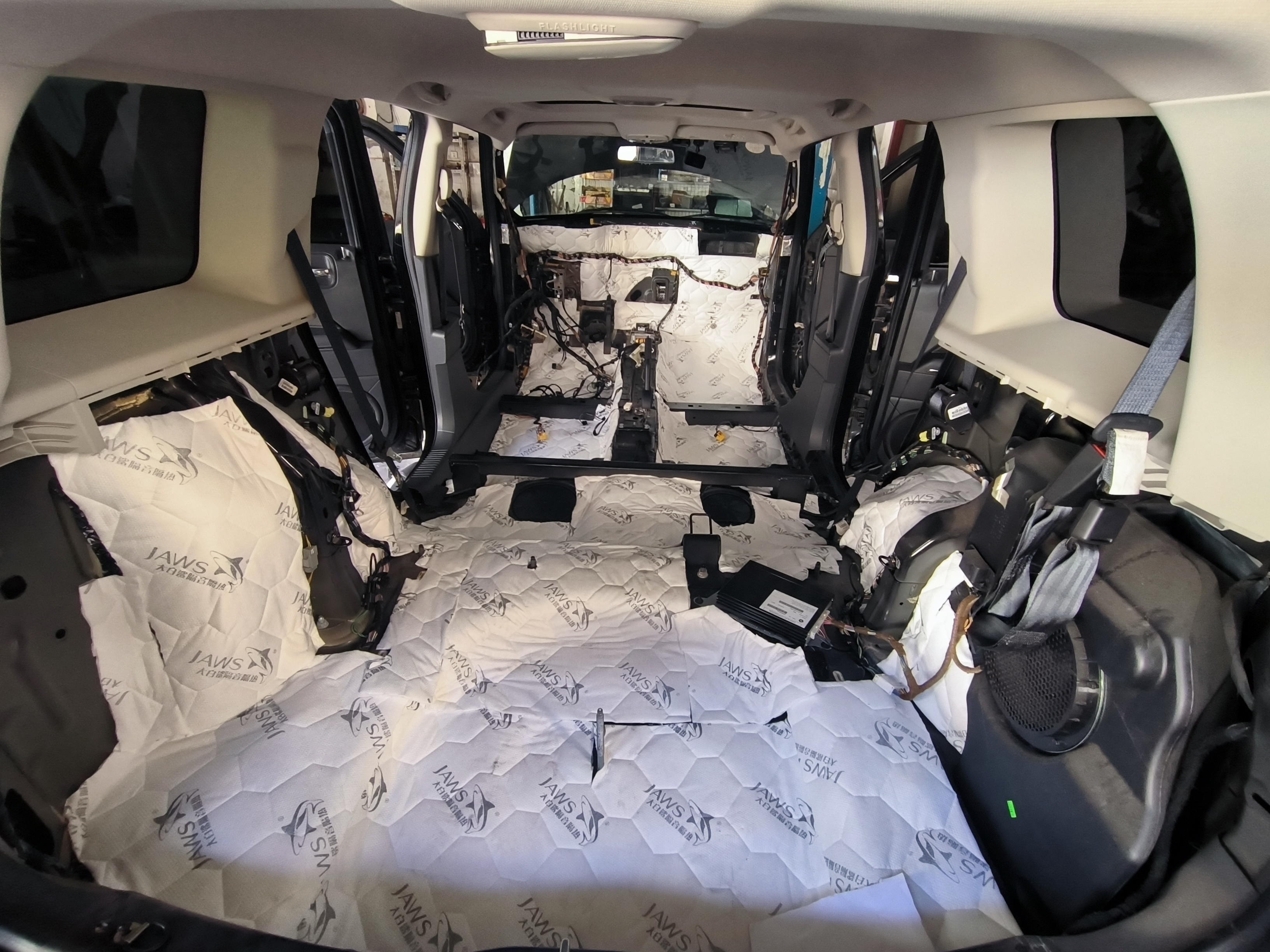 JEEP自由客全车隔音除味，尽享“头等舱”般静谧
