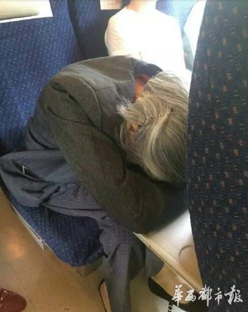 让座要相互理解，岂能强人所难？