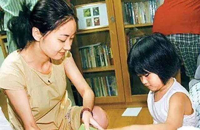 “深圳玫瑰”邢丹葬礼：与老公丛飞合葬，五岁女儿痛哭，千人送别