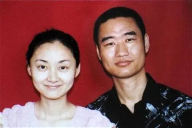 “深圳玫瑰”邢丹葬礼：与老公丛飞合葬，五岁女儿痛哭，千人送别