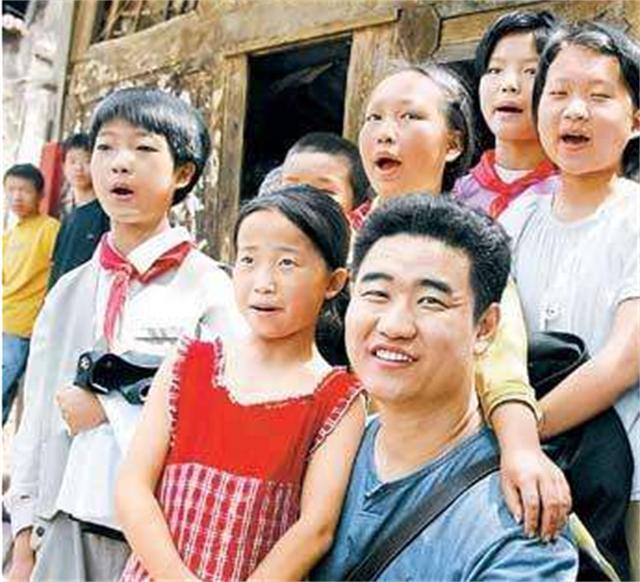 “深圳玫瑰”邢丹葬礼：与老公丛飞合葬，五岁女儿痛哭，千人送别