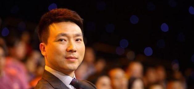 他是电视著名主持人，与妻子恩爱相处19年，今没有儿女令人遗憾