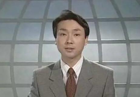 他是电视著名主持人，与妻子恩爱相处19年，今没有儿女令人遗憾