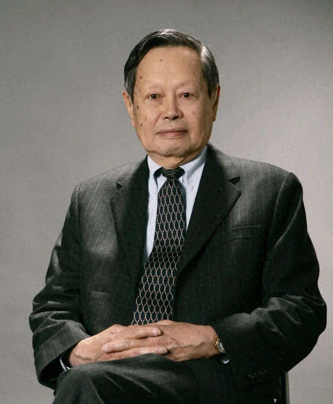 1971年，杨振宁和岳父杜聿明、岳母曹秀清在北京的合影，难掩紧张