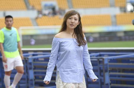 中国足坛最美女老板，为了爱好出手就是上亿，把队徽纹在了大腿上