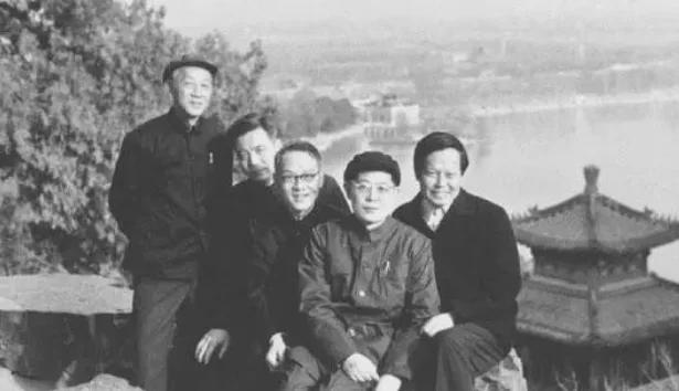 杨振宁逝世：宇宙无声，但有繁星回答