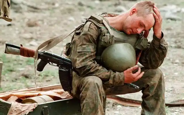 子弹打中人真实图片_子弹击中人体后的真实伤害_影视剧中中枪后依然战斗的情节