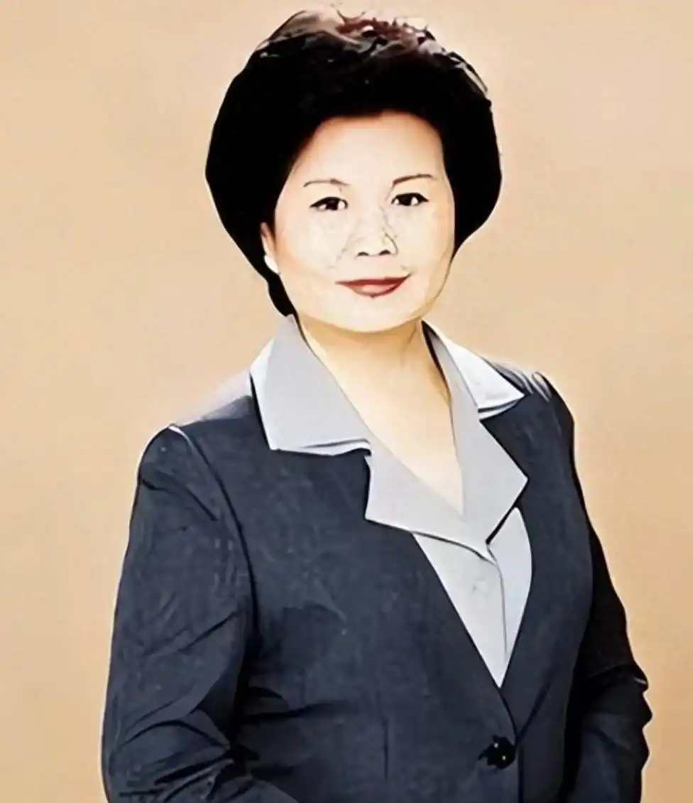 回顾邢质斌近照曝光：76岁满头白发，与丈夫相濡以沫安享晚年
