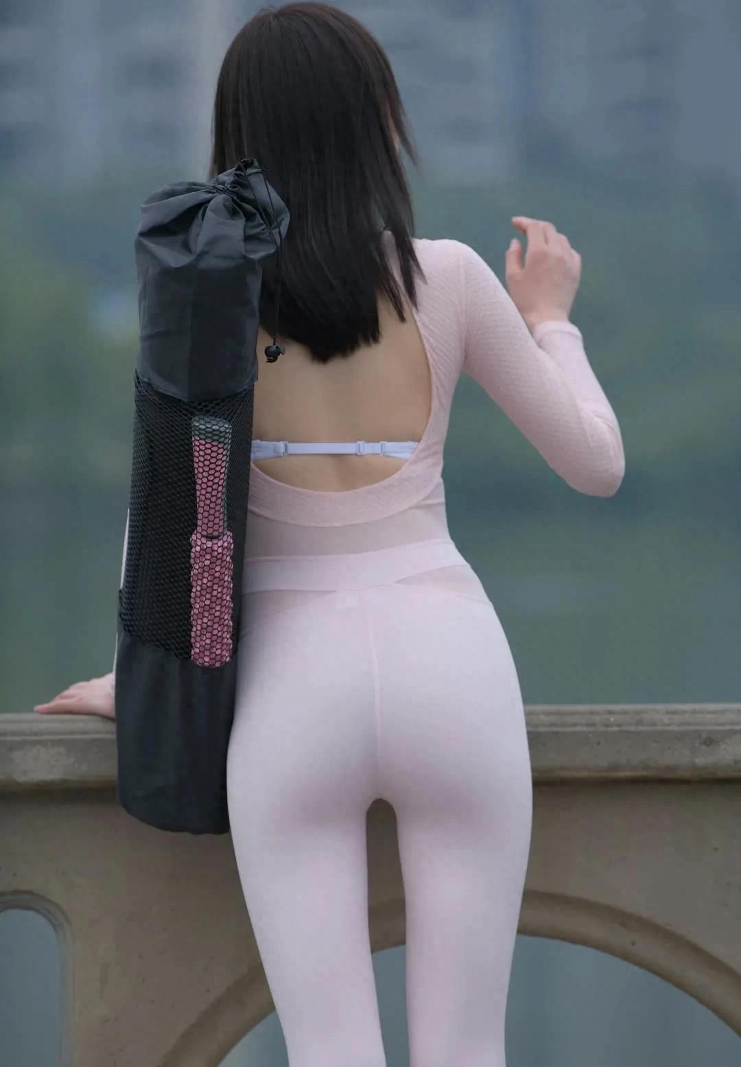 这才是真正的奇装异服！街拍美女身材性感！