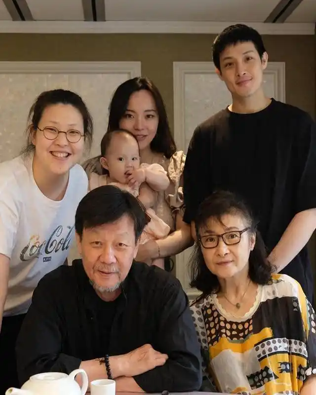 68岁寇世勋近况，晚年常伴原配家人，二房3子女海外留学